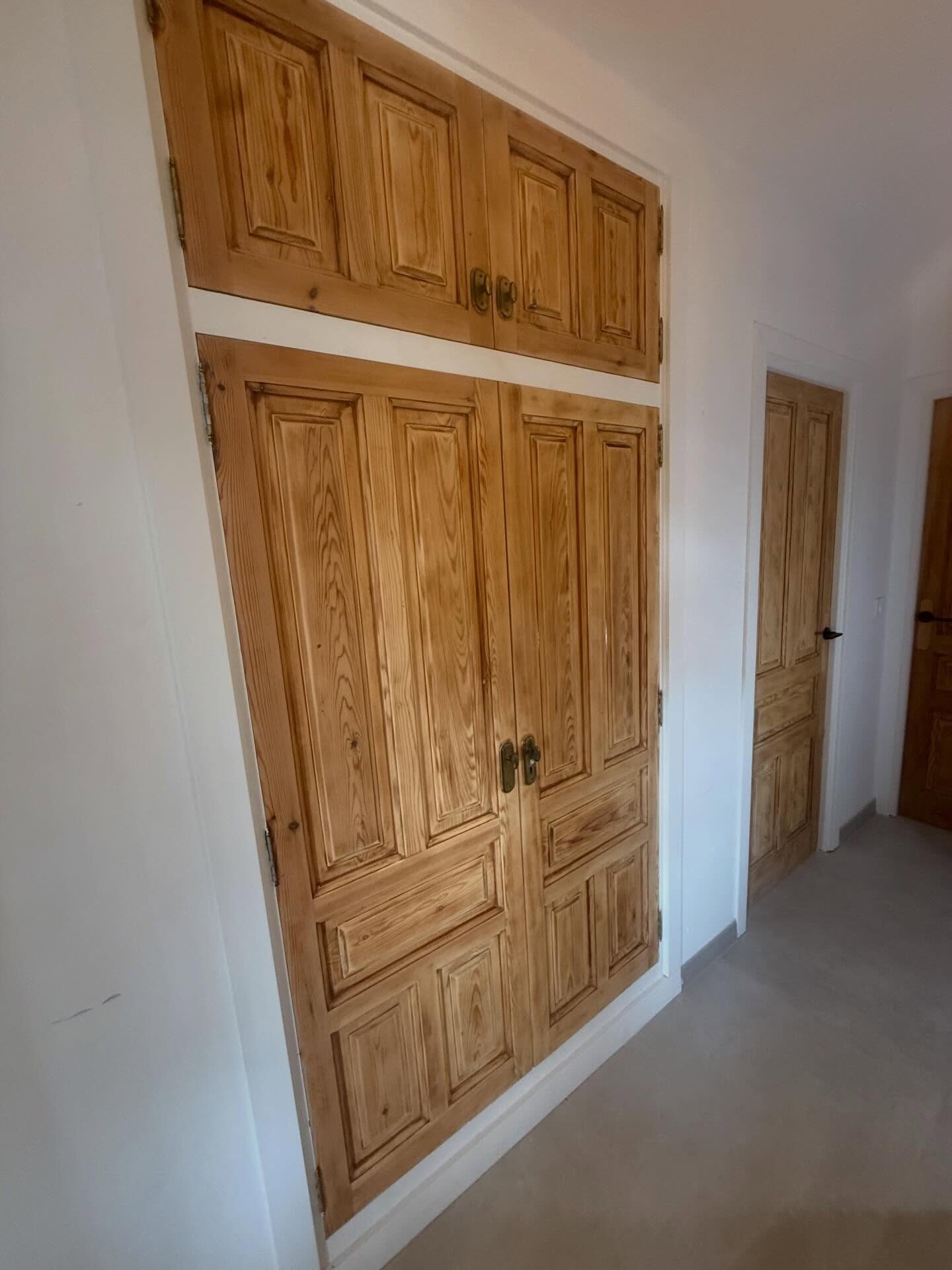 Geschuurde houten deuren – JM Renovations Javea